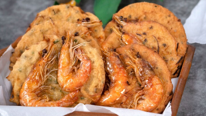 A street stall sells 300 of these delicious and crispy fried shrimp cakes every day, each priced at 