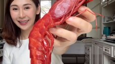 Udang Sultan satu biji 450k …. Sashimi grade jadi aku makan mentah aja langsung …. Warna nya merah