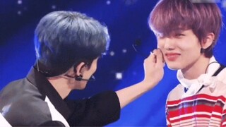 [Park Ji-sung] He's so cute! He took the microphone away to let his brother pinch his face! I swear 