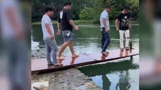 มีคนมากเกินไปสะพานก็พัง