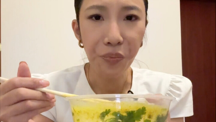 บะหมี่ซุปเหลืองสี่ชามเพื่อตัวเอง