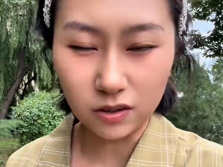 Awalnya kukira ibu itu memihak dan hanya merayakan ulang tahun satu anak saja, tapi setelah mendenga