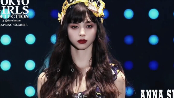 لا عجب أنّه ملك عروض الأزياء في العالم الواقعي الآسيوي، فقد أسر قلبي أكثر من عشر مرات في دقيقة ونصف 