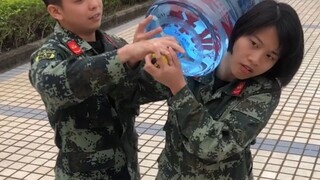 Seeing that the girl couldn't move it, the soldier immediately stepped forward to help. So touching.