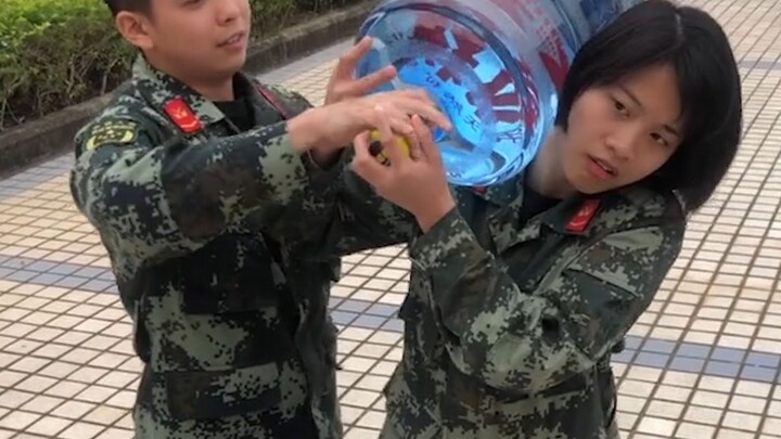 看到妹纸搬不动，兵哥哥立马上前帮忙，太感......？！呃...