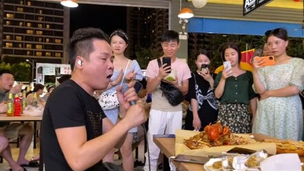 คุณลุงนั่งกินกุ้งมังกรข้างถนน พร้อมร้องเพลงเก่าสุดคลาสสิกของหลินจื่อเซียง เพลง “กล้ารักกล้าทำ”