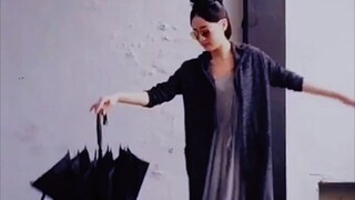 [Dilraba] Dilireba is so imaginative that she can use new tricks to open an umbrella.