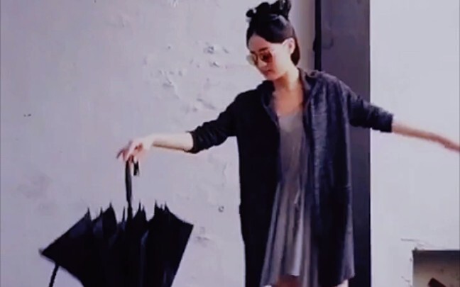 [Dilraba] Dilireba sangat imajinatif sehingga dia bisa menggunakan trik baru untuk membuka payung.