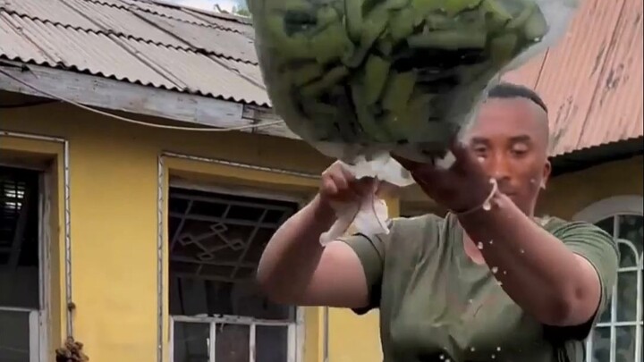 Suster Lao membuat mentimun mengeluarkan air