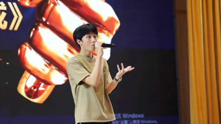 Student Shen Cheng performed “A Smile is Beautiful” at the military training gala—high school days w