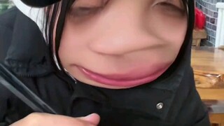 Chị gái tôi biết mọi thứ. Chị ấy không phải là kẻ ngốc.
