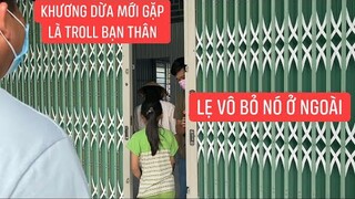 Khương Dừa sau 6 tháng gặp lại bạn thân khi đến trao nhà cho 4 Cha Con anh Y không quên troll bạn