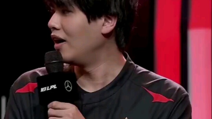 “Khoảnh khắc kinh điển trong phỏng vấn LWX: Doinb: Gửi số CMND của tôi đi”