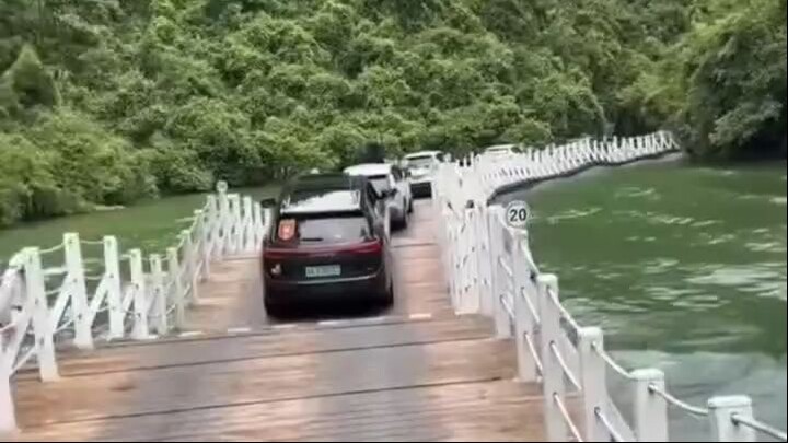PONTE NA CHINA QUE PERMITE QUE CARROS ATRAVESSEM A ÁGUA DIRIGINDO