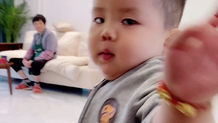 Lý do để không thân với mẹ thì nhiều vô kể: hôm qua là vì mẹ hôi, hôm nay lại là vì mẹ thoa son…