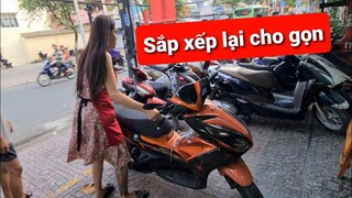 DIVA Cát Thy sắp xếp lại chỗ ngồi và xe máy cho khách mua Bánh tráng trộn