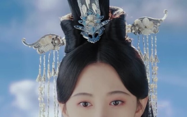 มีใครจำลุคนี้ของจูจิ้งอีที่ปรากฏบนเวทีไม่ถึงสองนาทีได้บ้าง?