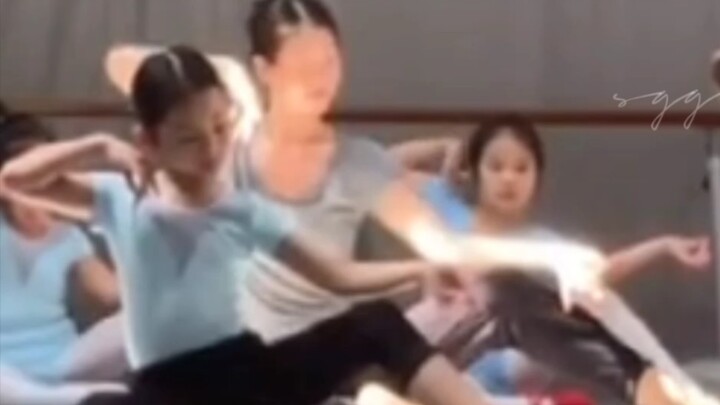 I hope that children who learn classical dance like Ling'er can experience happiness in dancing.