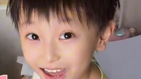 เมื่อเห็นนักเรียนประถมที่เล่นคอสเพลย์พบกัน ฉันอดหัวเราะไม่ได้ สองแม่ลูกโค้งคำนับกันก่อน! มิตรภาพยาวน