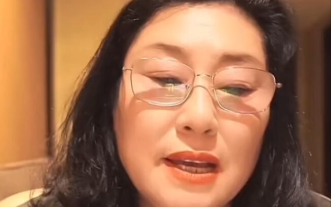Kaifeng Granny Wang Slams Female Guest on Stage