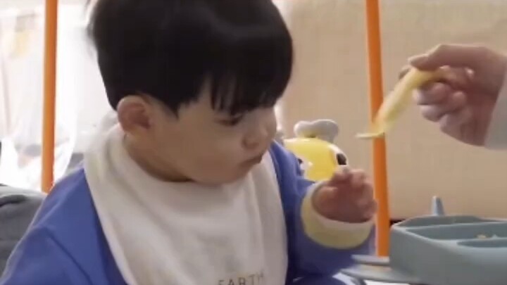 Đứa trẻ này đã ngoan vô cùng, có thể thấy là do ekip chương trình tuyển chọn kỹ lưỡng #TXT #show Hàn