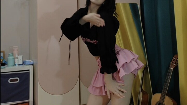 Sekadar melompat ringan dengan rok pendek dua warna! #Apapun yang dipakai tetap terlihat cantik