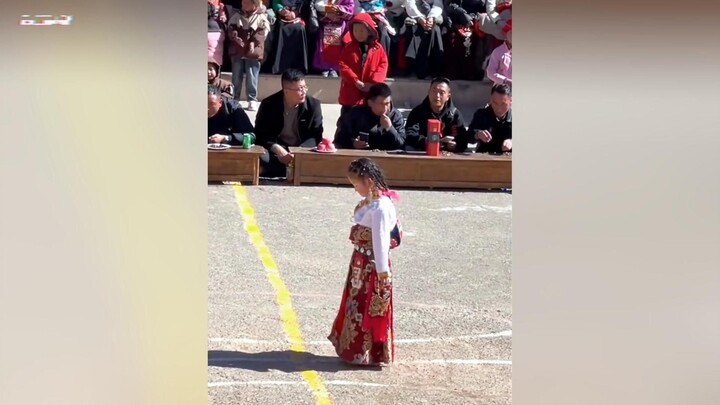 The little girl's opening dance took over the whole audience. Such a big stage didn't feel empty at 