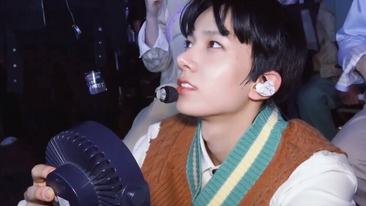 【Lee Heeseung】Cảm giác như bị cả đám đàn ông to lớn trêu chọc vậy.