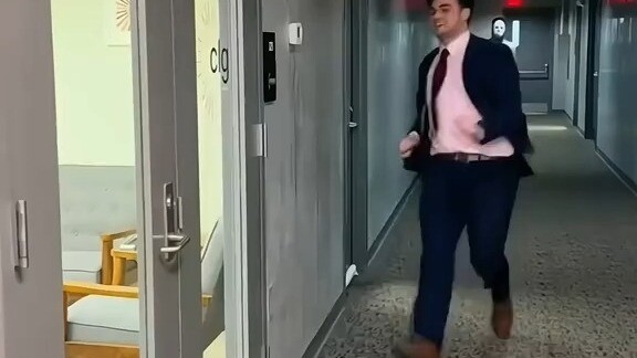 ถึงเวลาทดสอบปฏิกิริยาแล้ว! โดนคนสวมหน้ากากไล่ตามให้เปิดประตู คุณจะหนีรอดได้สำเร็จไหม?