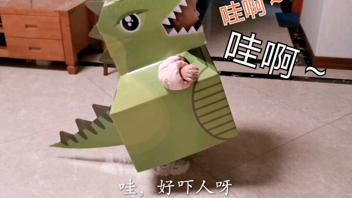 “واااا～～” لطيفة وشرسة في آنٍ واحد، ساقان قصيرتان تتعثران وهي تمشي، ههههه، مضحك بجنون!