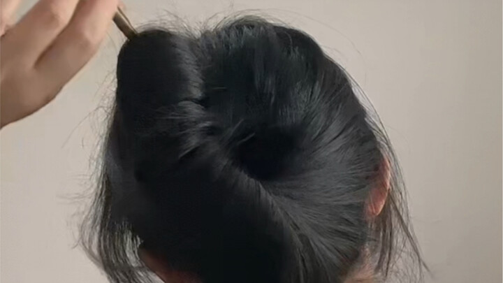 In the novel, the heroine drops her hairpin and her hair falls loose—no hair clips or rubber bands n