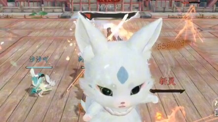 Mọi người ơi, có ai biết vì sao chú hồ ly nhỏ lại bày trò đáng yêu trên màn hình lớn không? (Nghịch 