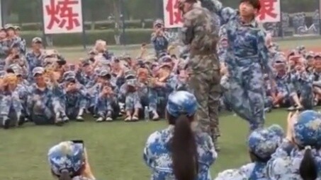 Instrukturnya pemalu, jadi mereka menyuruh anak laki-laki untuk menjadi terangsang. . .