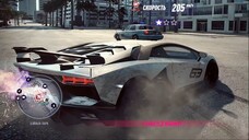 Lamborghini Aventador SVJ Coupe '19 escapes from pursuit through the city streets