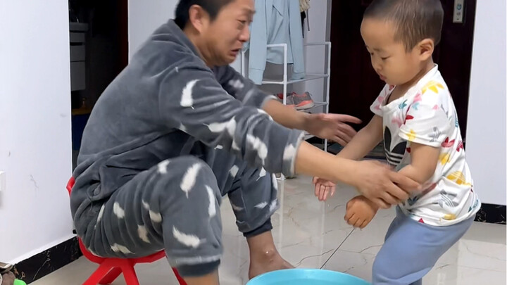 Istri pulang, Ayah langsung ketakutan dan buru-buru bertukar posisi dengan anak laki-lakinya.