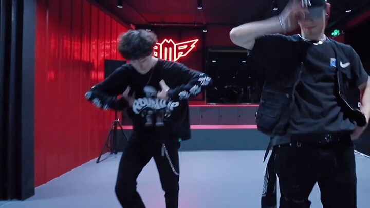 Vũ đạo "Boiling" của Zhang Yixing do Jow Vincent biên đạo