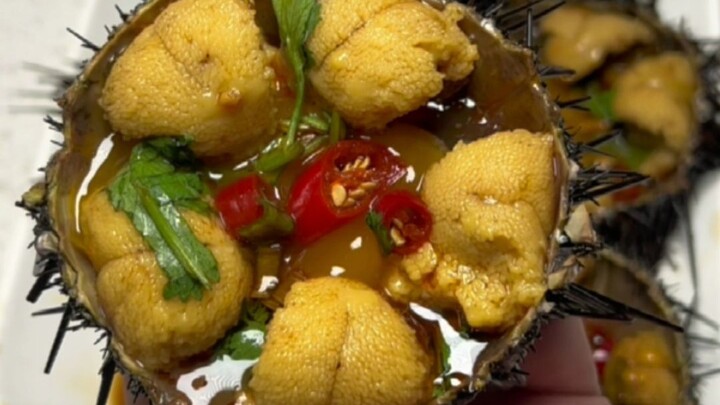 Acar mentah membuatnya bersinar, bulu babi memeluk kuning telur