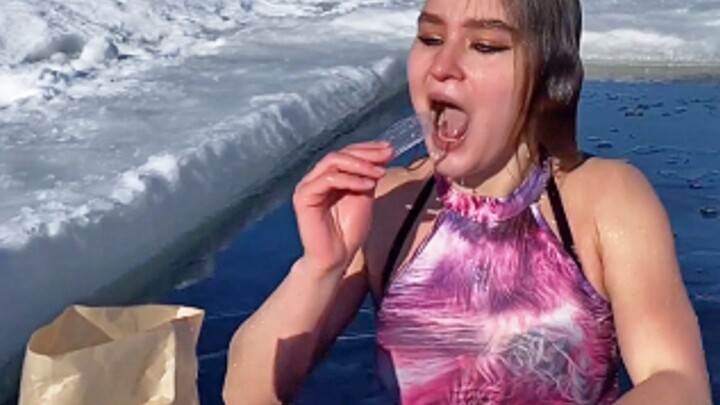 فتاة روسية تأكل المسليات بقضمة واحدة مقرمشة! (السباحة الشتوية خطرة، يُرجى عدم التقليد!)