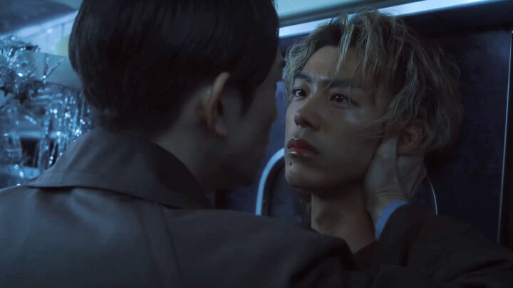 “บนหน้าตาเป็นศัตรูคู่แค้น แต่ลับหลังแอบจูบกันใช่ไหม?”