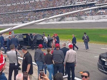 Trump xuất hiện tại lễ khai mạc giải đua xe NASCAR lần thứ 67 năm 2025 trên chiếc Cadillac "The Beas