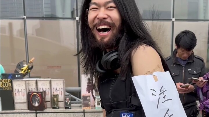 This pervert Johnny’s probably left-handed~