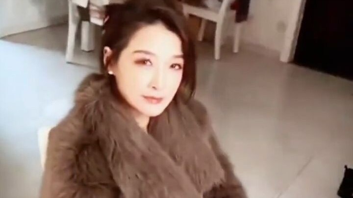 女子给母亲化妆惊艳父亲