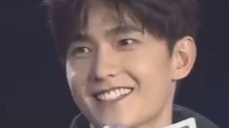 หยางหยางแลกเปลี่ยนคำพูดกับแฟนๆ ในที่เกิดเหตุ