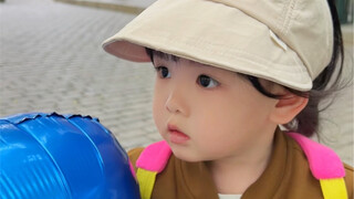 成功pua她爸，到手两个气球。