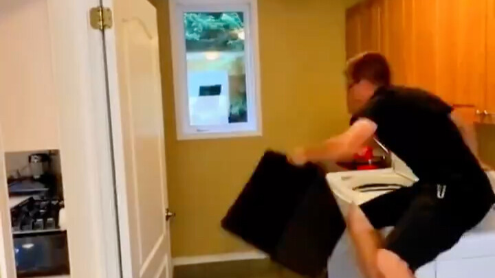 Ảo tưởng của đàn ông: Cứ đụng sàn là mất một vạch máu