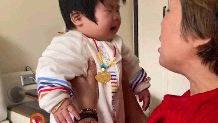 ทารก 99 วันพูดเรียก “คุณย่า” แล้ว! แม่บอก: “คุณย่าเพิ่งมอบล็อกทองอายุร้อยปีให้หนูเลย!”