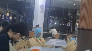 Thực ra có những chú lính tàu đang yêu cầu bài hát trong căng tin