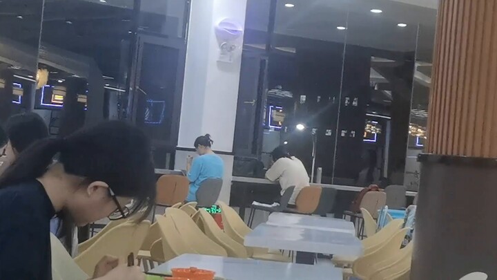 Sebenarnya ada minion kapal yang meminta lagu di kafetaria