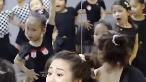 Guru Wang: Guru tari Latin paling populer di Internet, gaya mengajarnya dilebih-lebihkan, seperti me