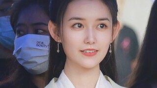 卧槽！要不是听说她进组了，我还以为她考公去了！